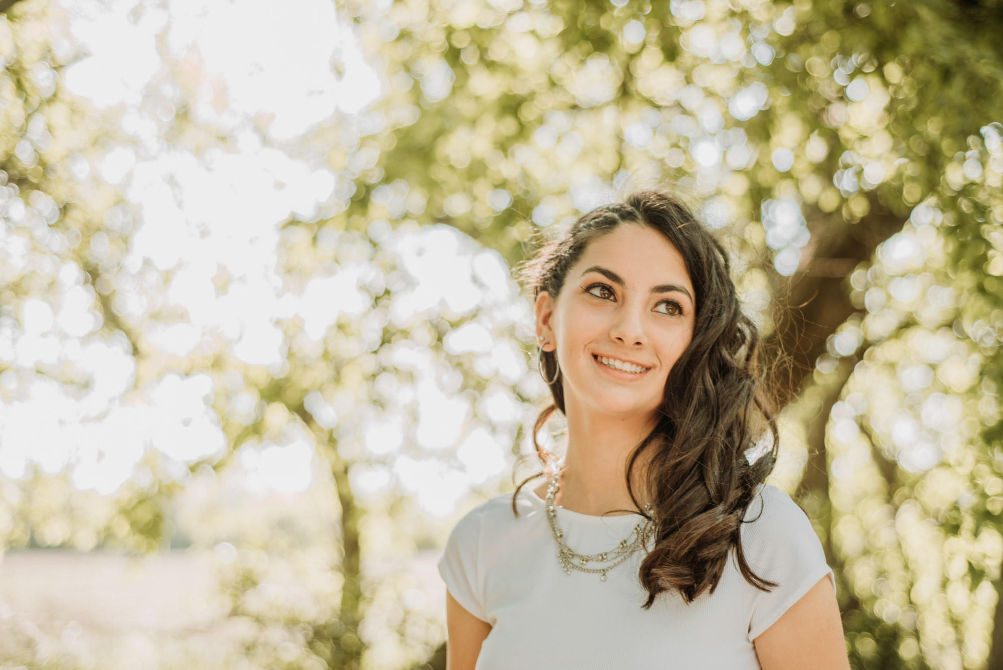 joven de pelo con remera blanca