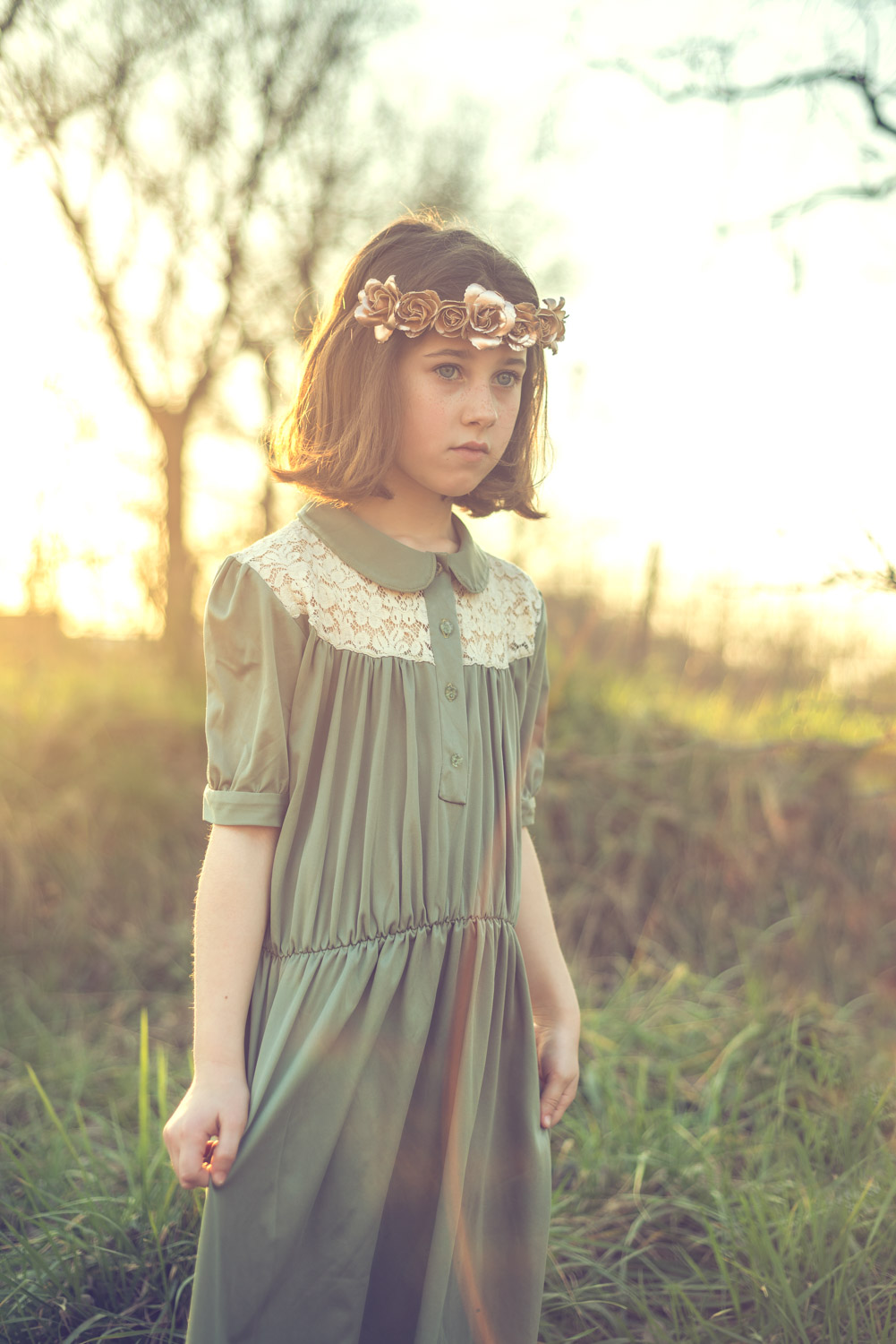 niña con vestimenta atemporal fotografiada en el campo