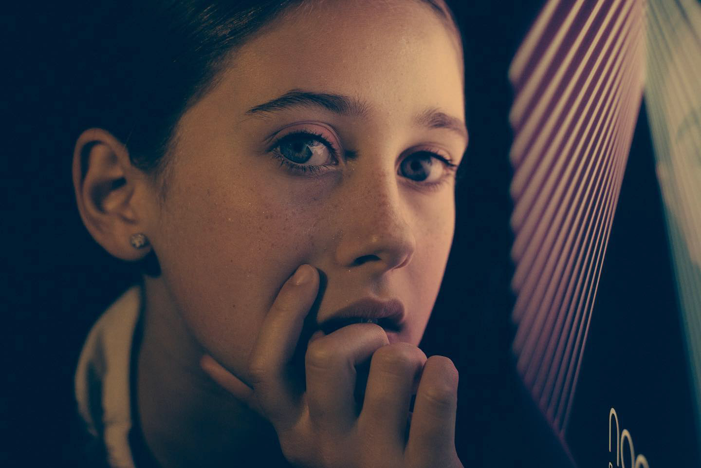 fotografia de niña con efectos de luces