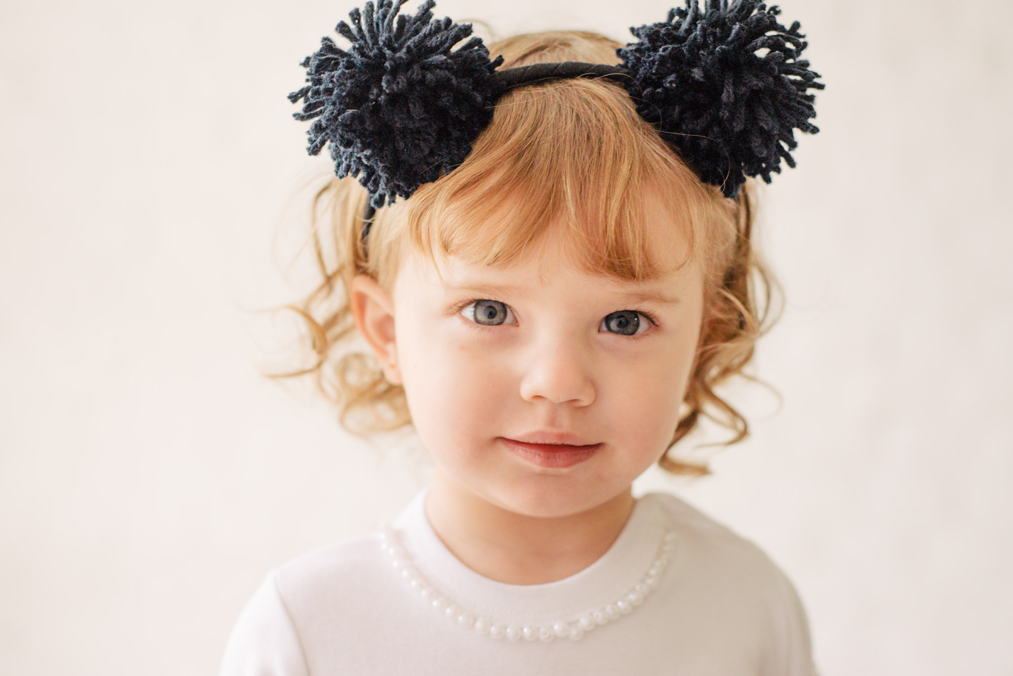 niña fotografiada en estudio
