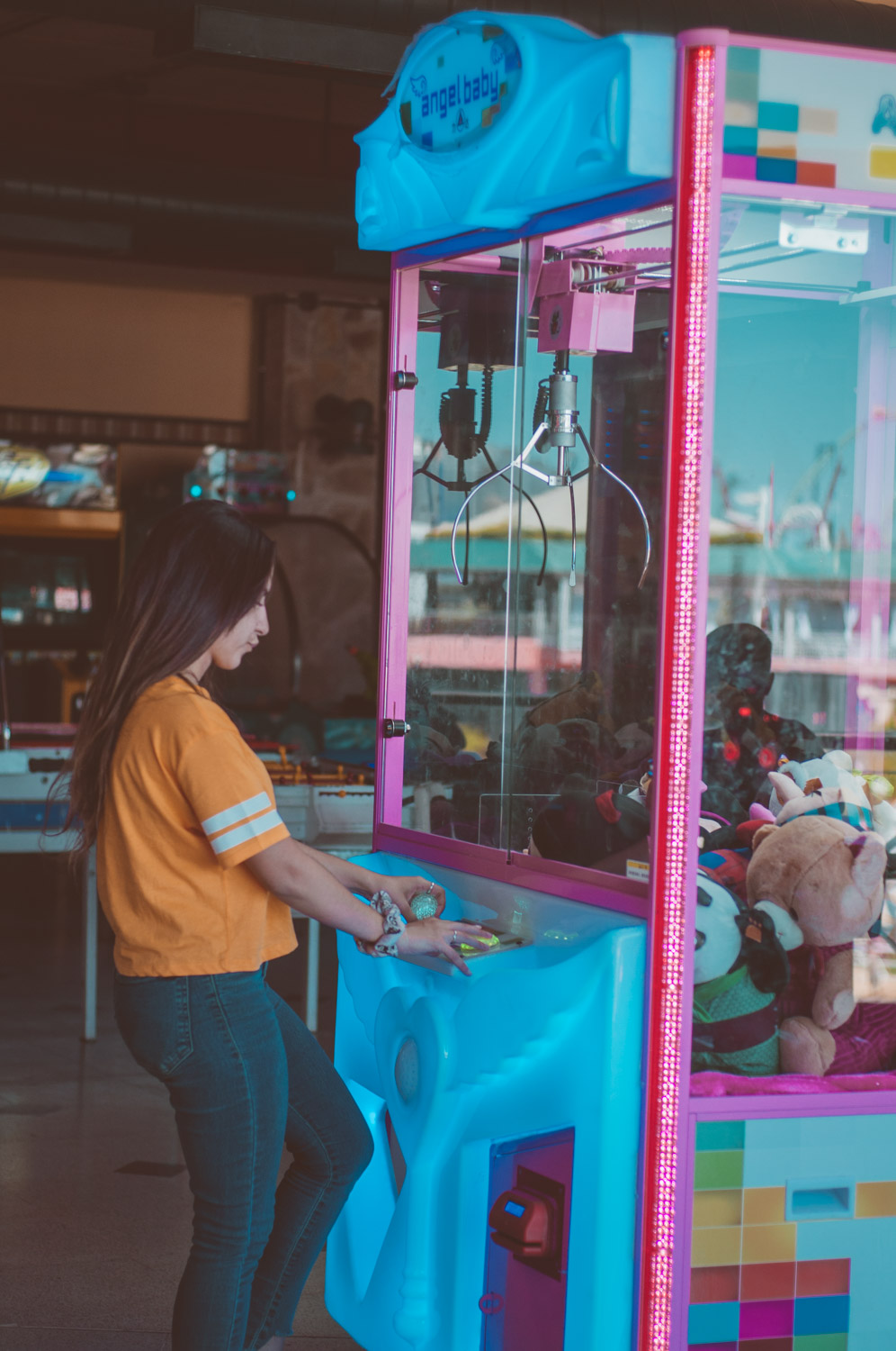 Niña fotografiada en el campo con vestimente atemporal